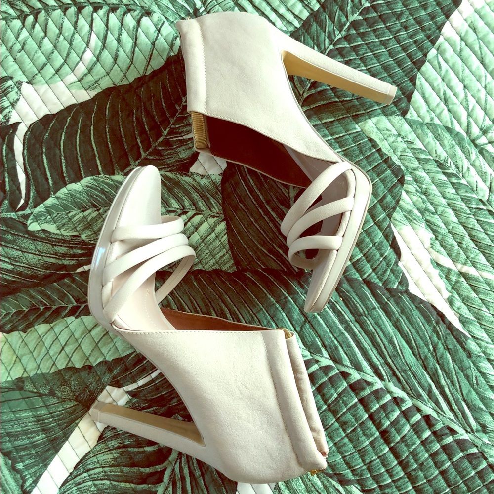 BCBG MAX AZRIA Grey Stiletto Shoes